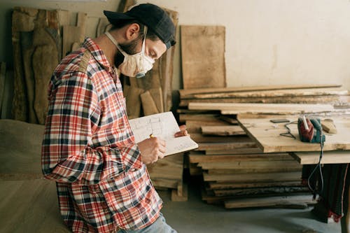 Fotobanka s bezplatnými fotkami na tému chlap, craftperson, dielňa