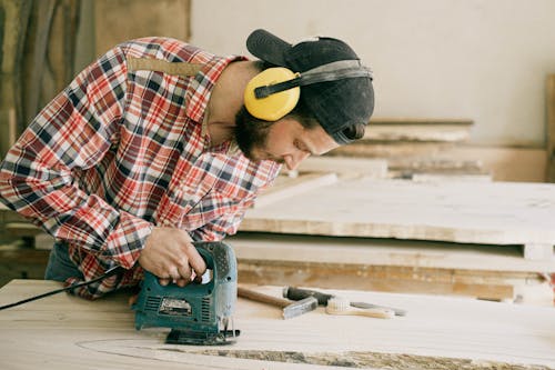 Fotobanka s bezplatnými fotkami na tému chlap, craftperson, dielňa