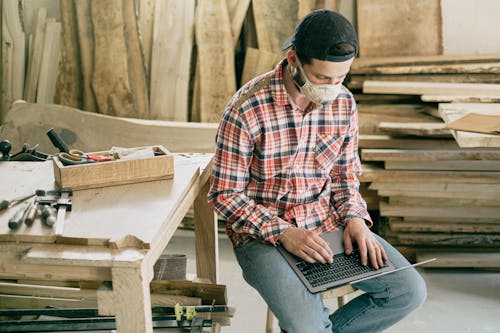 Fotobanka s bezplatnými fotkami na tému chlap, craftperson, dielňa