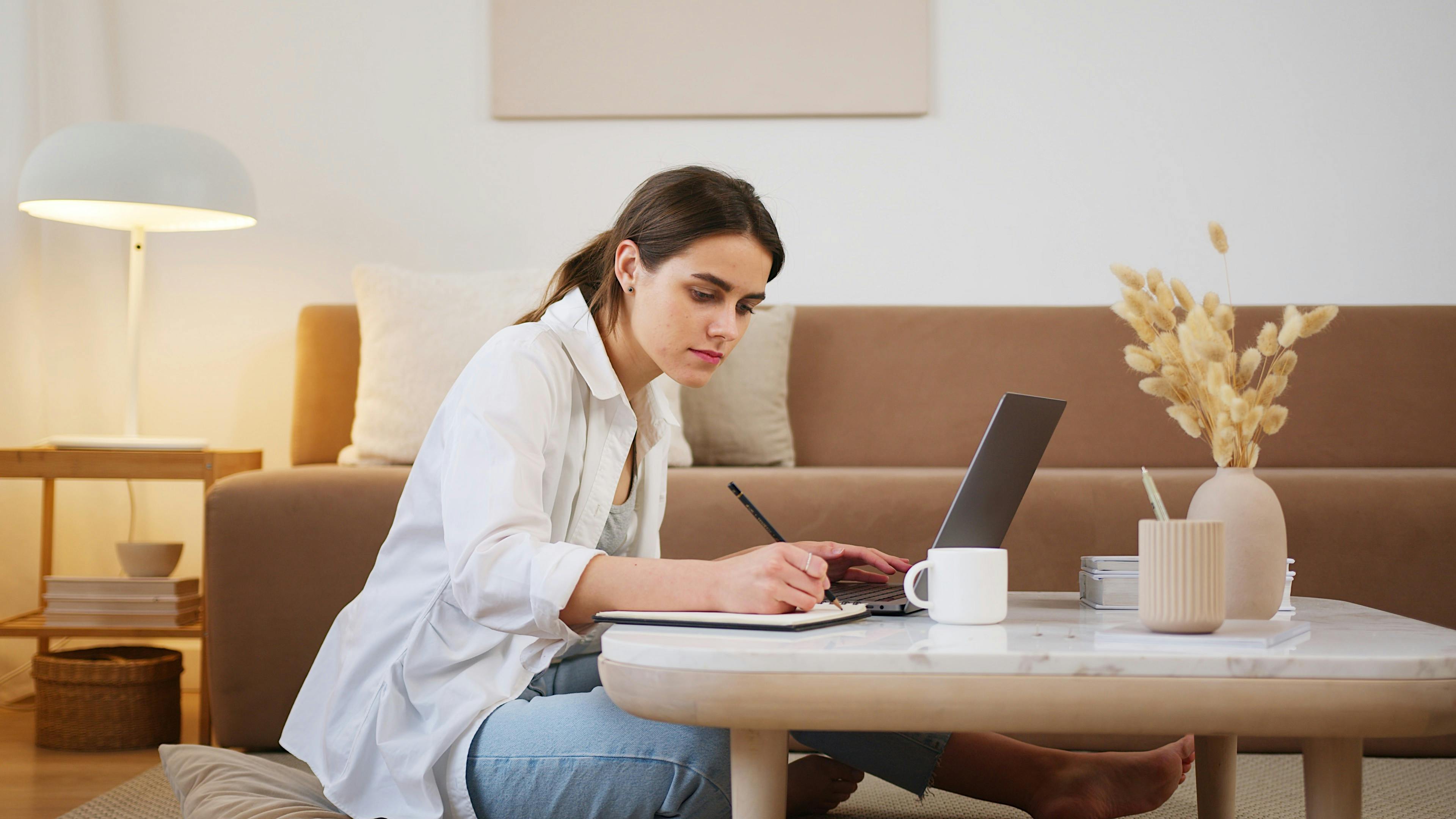 Woman writing a note. | Photo: Pexels