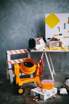 在游戏时间里，五颜六色的玩具建筑工地、水泥搅拌机和工具带来了乐趣