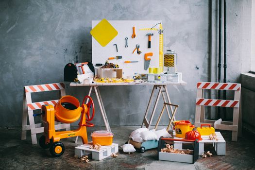 桌上迷你玩具建筑工具和配件的俏皮摆放