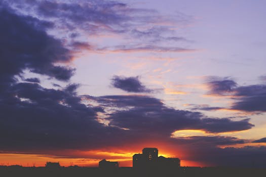 城市天际线上，令人惊叹的日落投射出充满活力的色调，云层格外引人注目