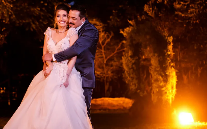 novia con vestido atrevido corte sirena abertura lateral