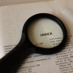 Lupa sobre as páginas de um livro