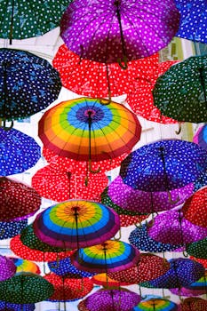 迪拜街头安装的天空装饰着充满活力的雨伞与波尔卡圆点