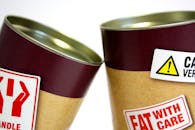 罐头食品容器上的警告标签特写，提示注意安全