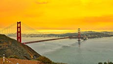 日落时分，旧金山湾上空充满活力，金门大桥的景色壮丽