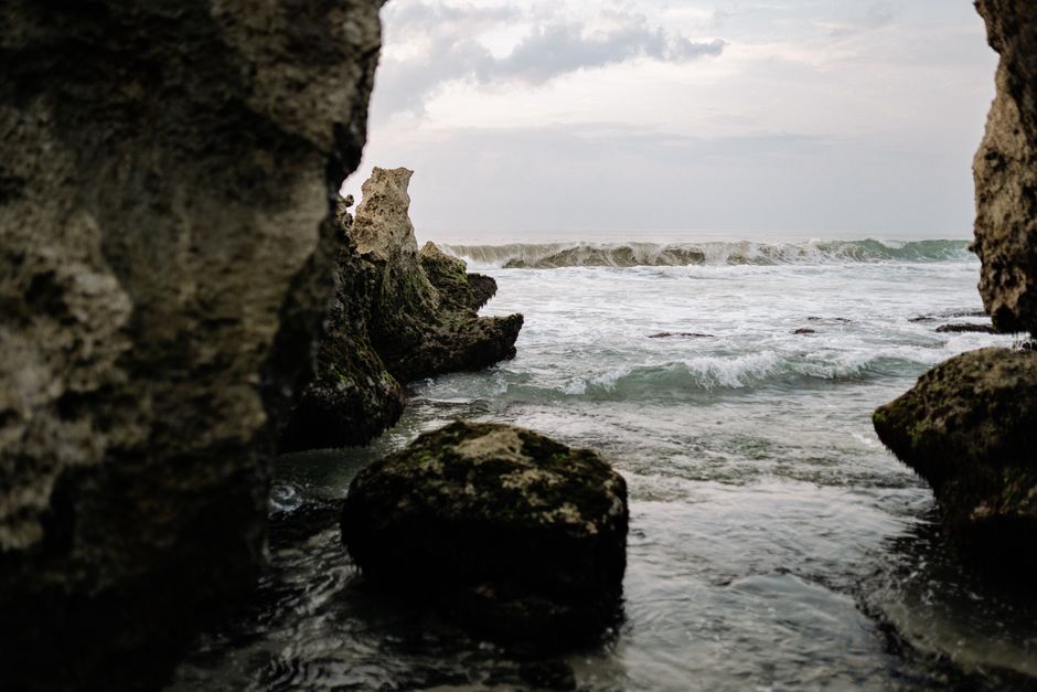 pantai selatan Jawa dengan ombak dan pemandangan terbaik