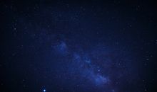 星空下的银河景观令人着迷，非常适合天文爱好者