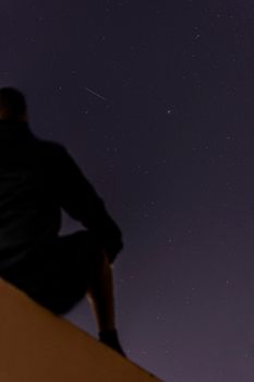 在巴西库里蒂巴，一个人凝望星空的剪影