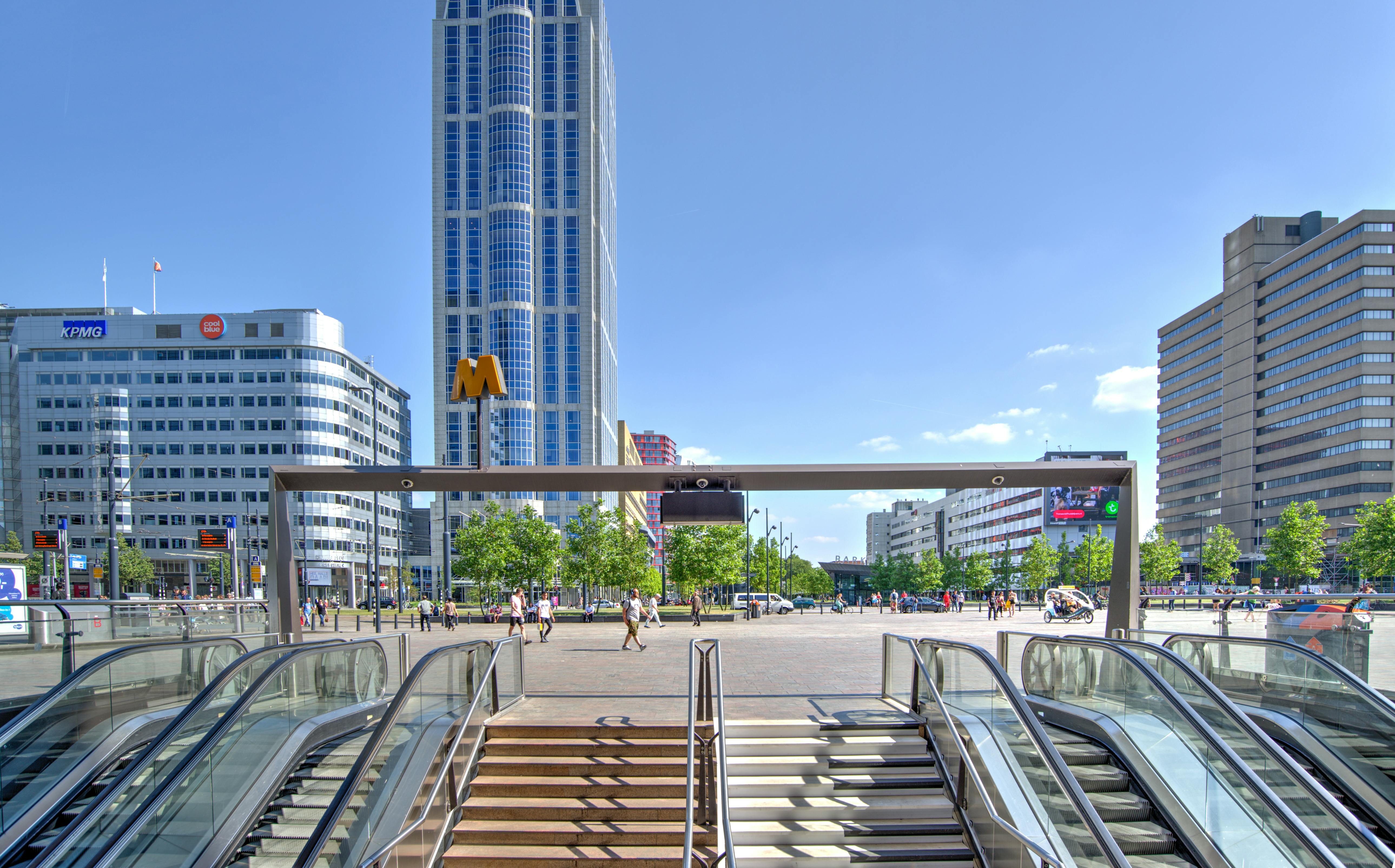 Rotterdam'ın modern mimarisi, Erasmus Köprüsü ve şehirdeki canlı kültürel etkinlikleri yansıtan bir kare.