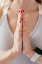 这是一个平静的特写：一个女人双手合十，专注于冥想，寻求内心的平静