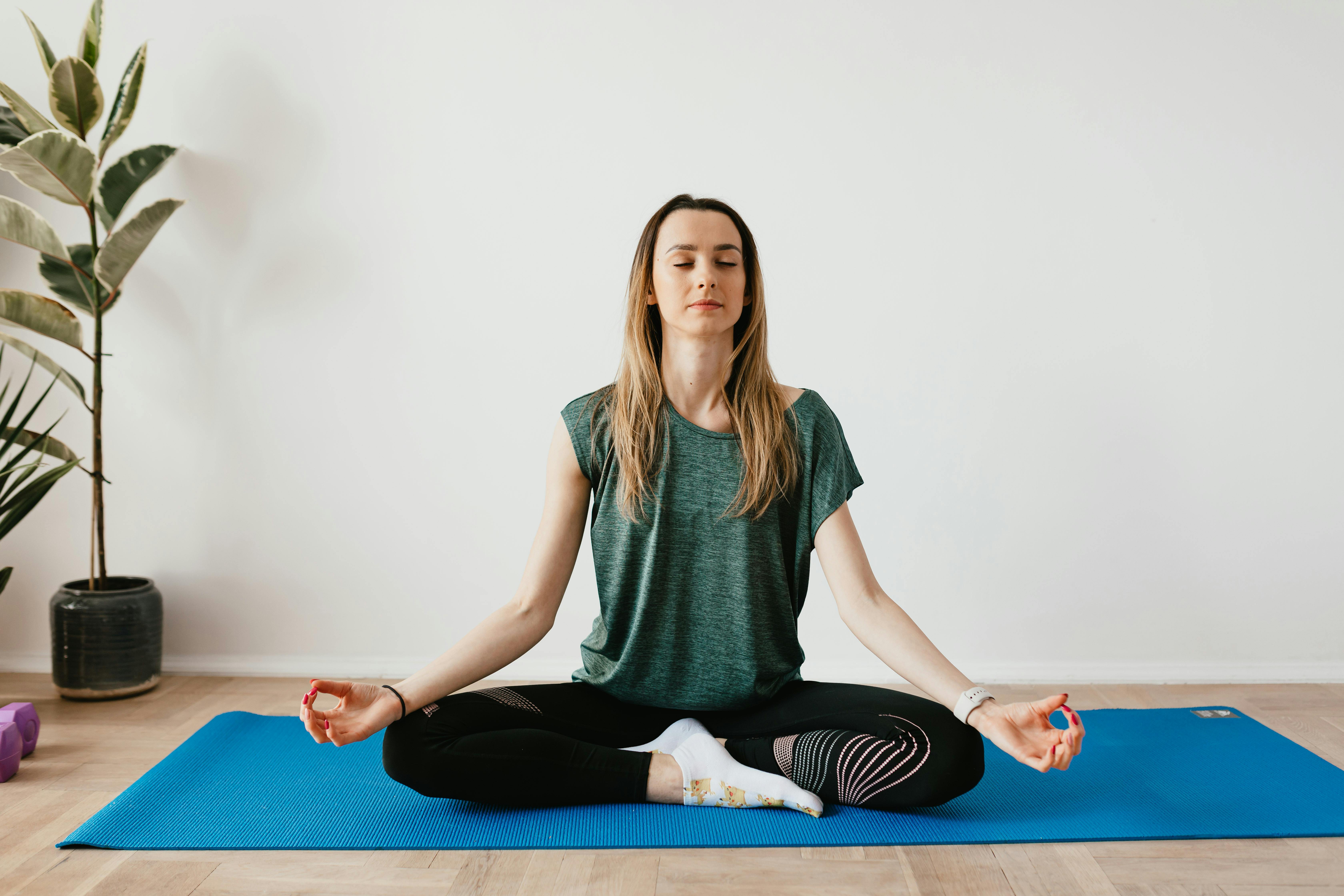 Learn to sit in padmasana the lotus - Yoga Anatomy
