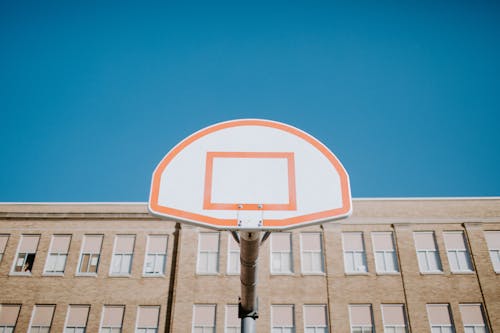 Kostnadsfri bild av basketboll, blå himmel, byggnad