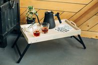 现代折叠桌配有茶壶和咖啡，营造出舒适的室内氛围