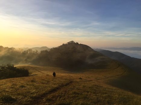 黎明时分，晨雾笼罩的宁静山地景观非常适合自然爱好者