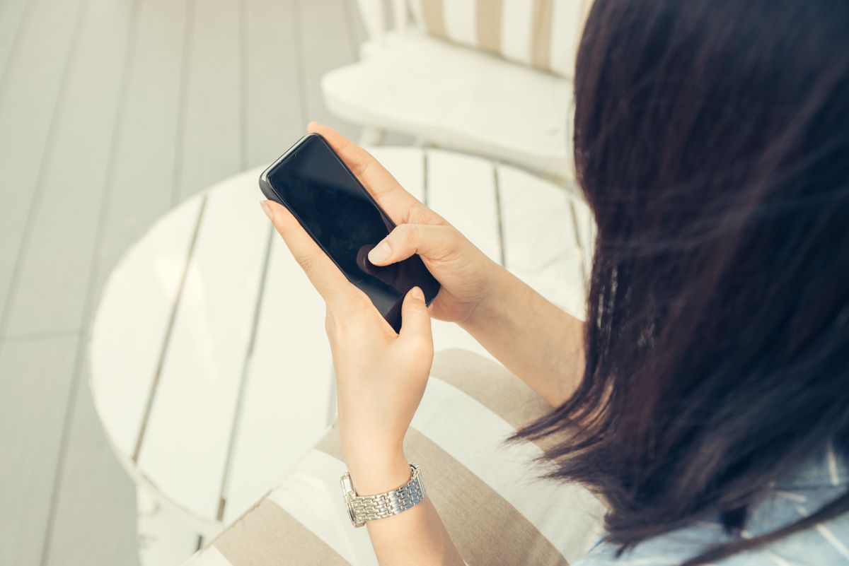 Personne utilisant un smartphone, illustration d'un forfait Orange Mobile