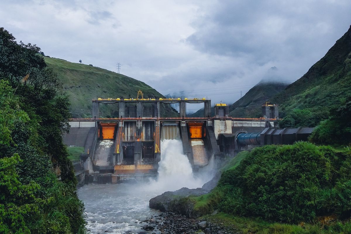 Ormanlık alanda bulunan hidroelektrik enerji santrali ve baraj yapısı