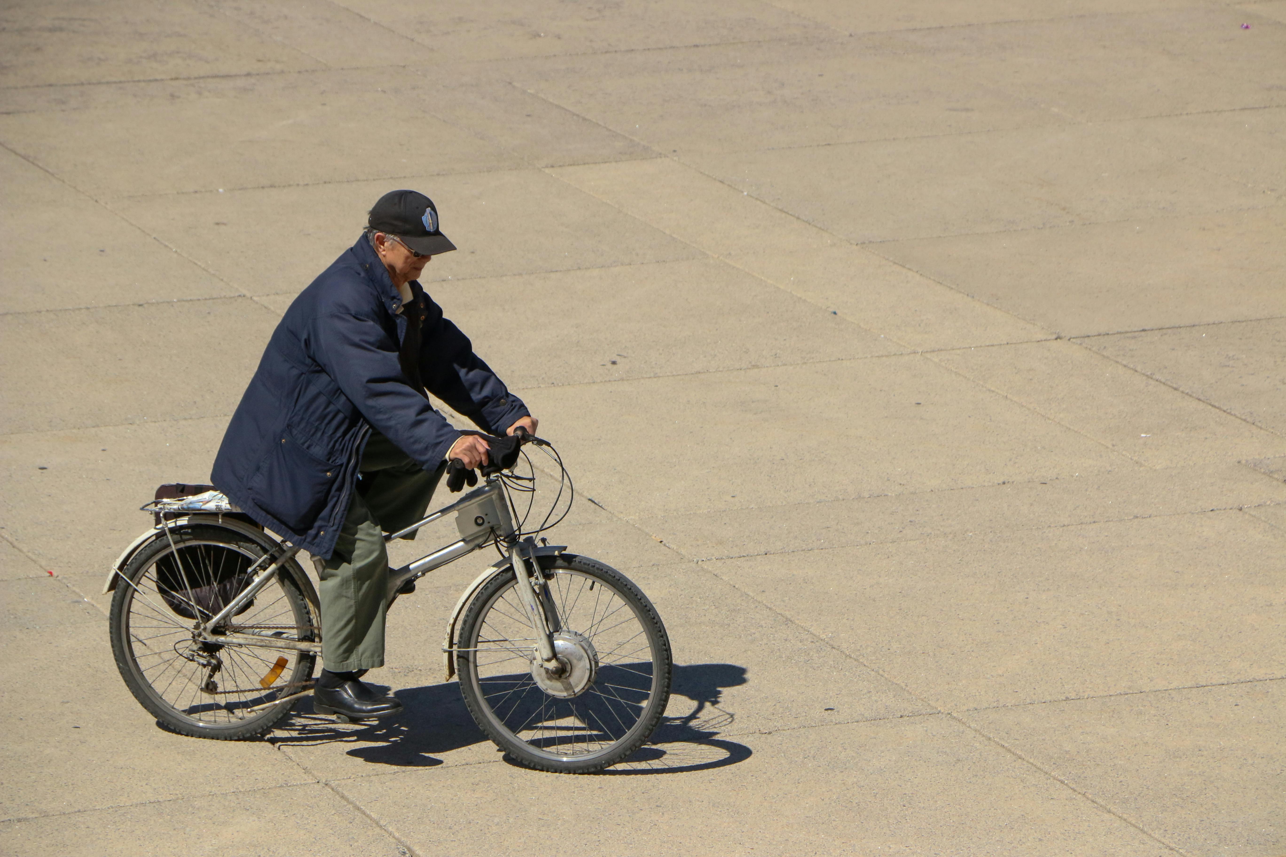 Kostenloses Foto Zum Thema Abend Alter Mann Fahrrad