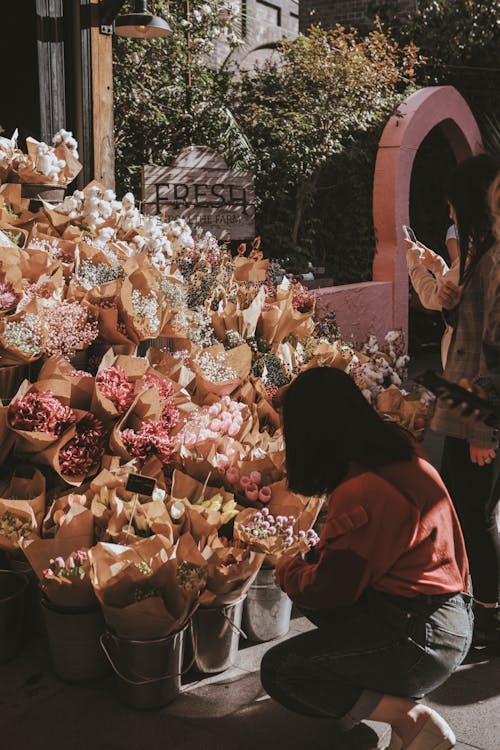 Kostenloses Stock Foto zu blumen, blumengeschäft, eimer