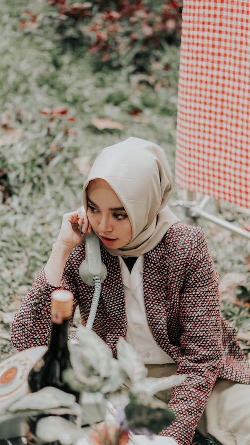 베이지 색 Hijab에있는 여자의 사진