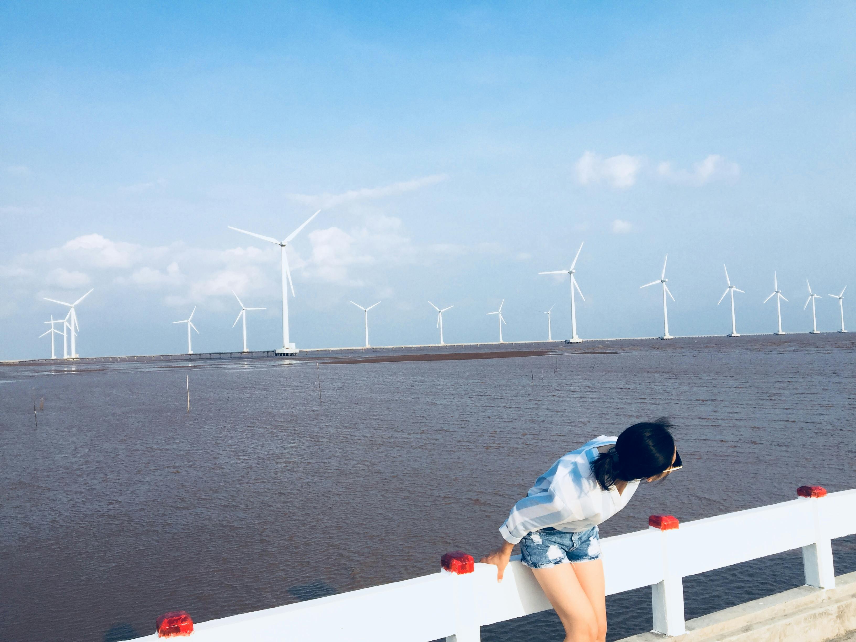 Пара сидит спинами один до другого, тримаючись за руки