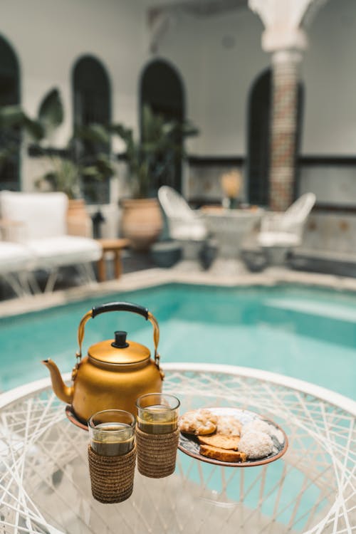 Foto profissional grátis de ao lado da piscina, bule de chá, chá da tarde