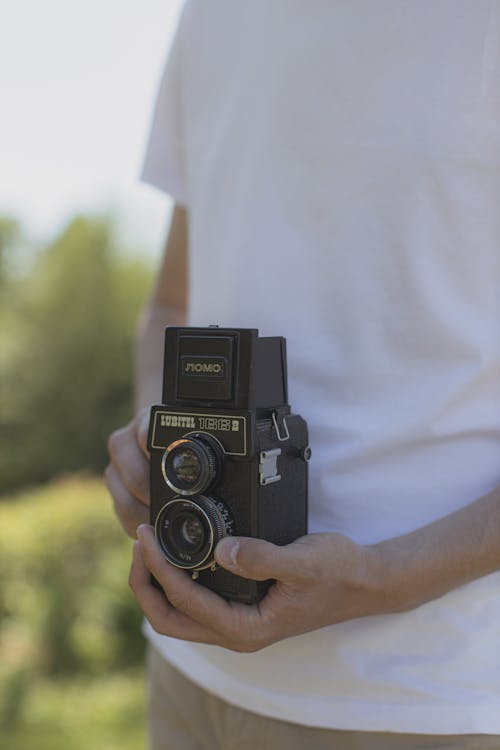 Základová fotografie zdarma na téma analogový, bílá košile, černý fotoaparát