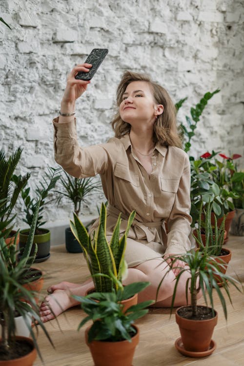 Darmowe zdjęcie z galerii z biorąc selfie, botanika, brązowe długie rękawy