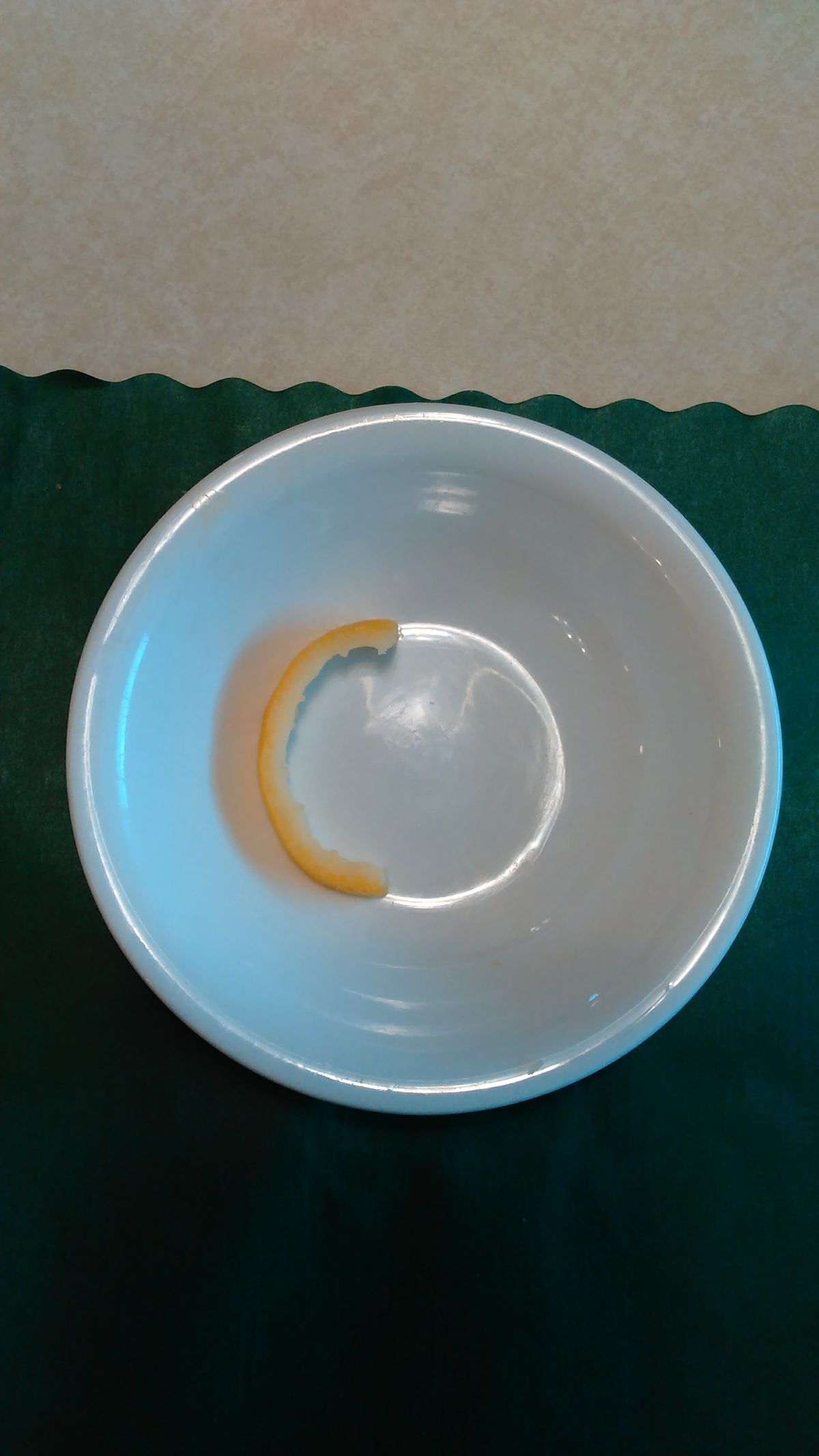 Planta de folhas largas em vaso sobre um móvel claro da sala