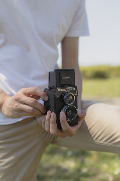 Ilmainen kuvapankkikuva tunnisteilla analoginen kamera, antiikki, kädet