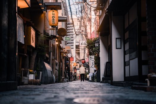 在大坂难波探索传统小巷，那里有灯笼和鹅卵石街道