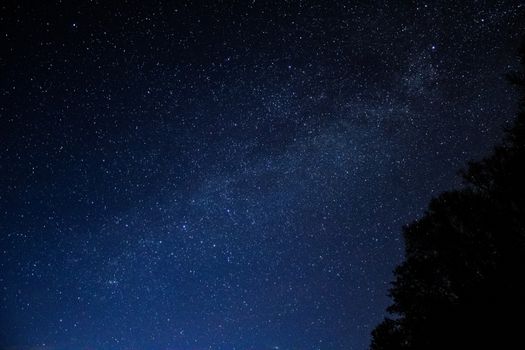 迷人的星空下，银河系与稠密的恒星群清晰可见