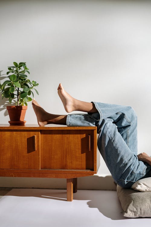 Základová fotografie zdarma na téma bosé nohy, chodidla, commode