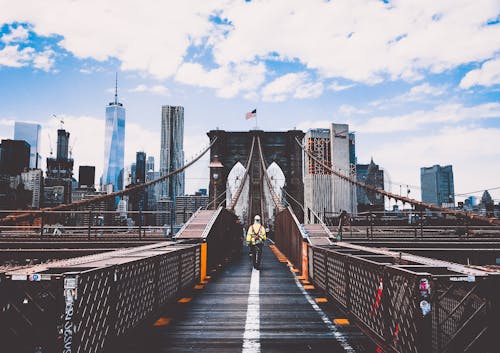 Homme Marchant Sur Le Pont