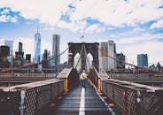 标志性的布鲁克林大桥与纽约市地平线和建筑工人的景色