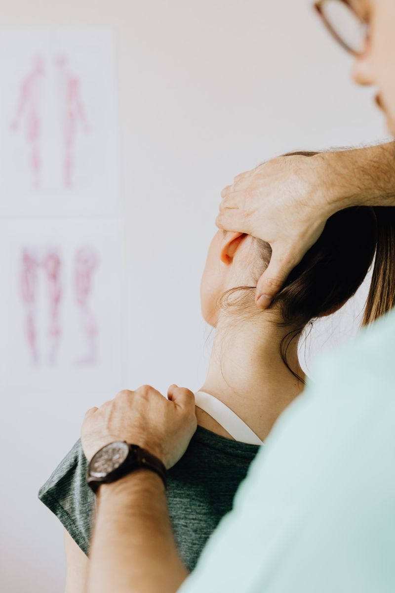 Detalle de las manos del osteópata trabajando