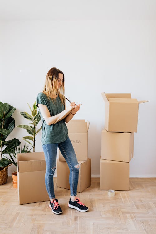 Free Content lady taking notes during relocation Stock Photo