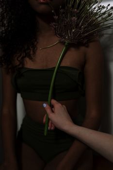 昏暗灯光下，一位满头卷发的女人特写