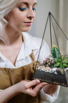 一位金发年轻女子在室内拿着一个多汁的三角形玻璃器皿