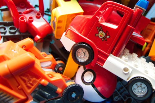Δωρεάν στοκ φωτογραφιών με κόκκινο αυτοκίνητο, παιδικά παιχνίδια, πλαστικά παιχνίδια