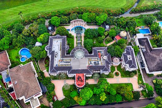 Vuelo FPV sobre propiedad inmobiliaria en Bucaramanga — vista aérea