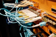 现代硬件和结构化布线系统通过接线板插座进行插线连接