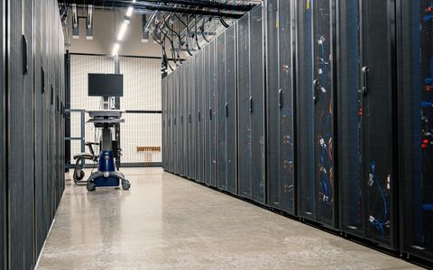 Armarios de servidores en un centro de datos