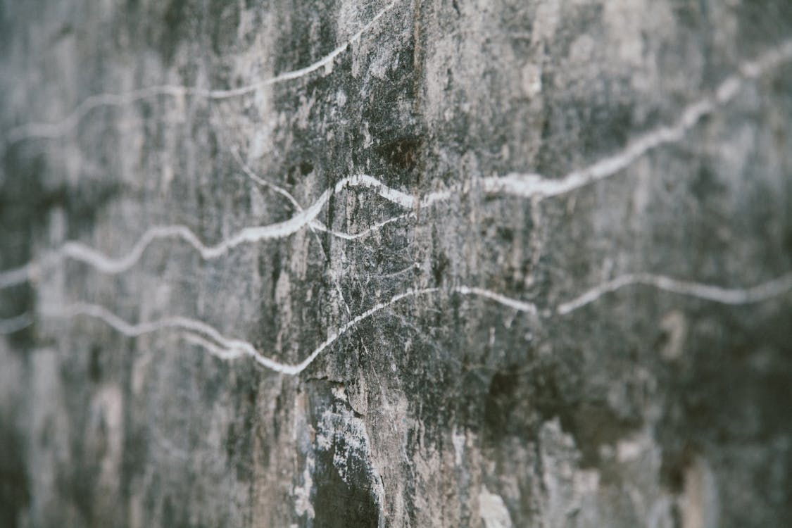 Free Old grungy wall with cracked texture Stock Photo