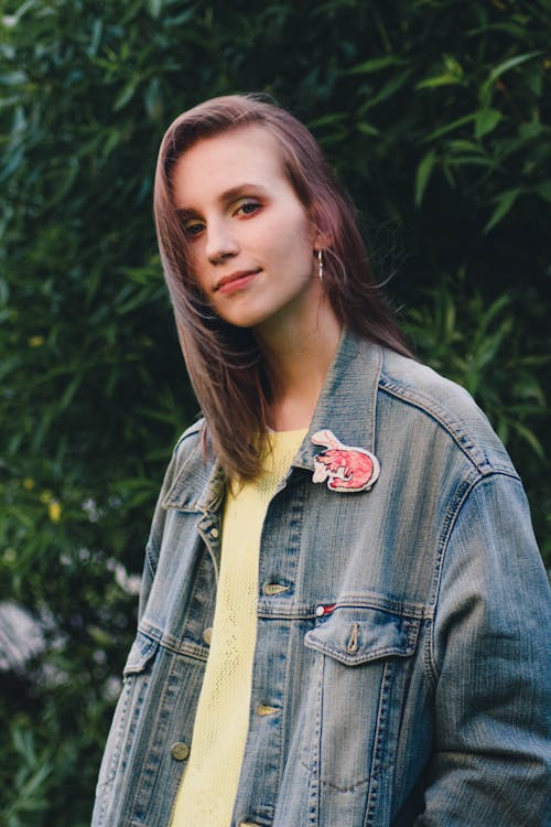 Foto profissional grátis de adolescência, adolescente, alegre