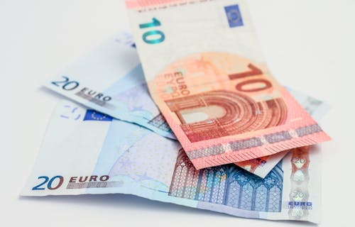 Две банкноты номиналом 20 и одна 10 евро