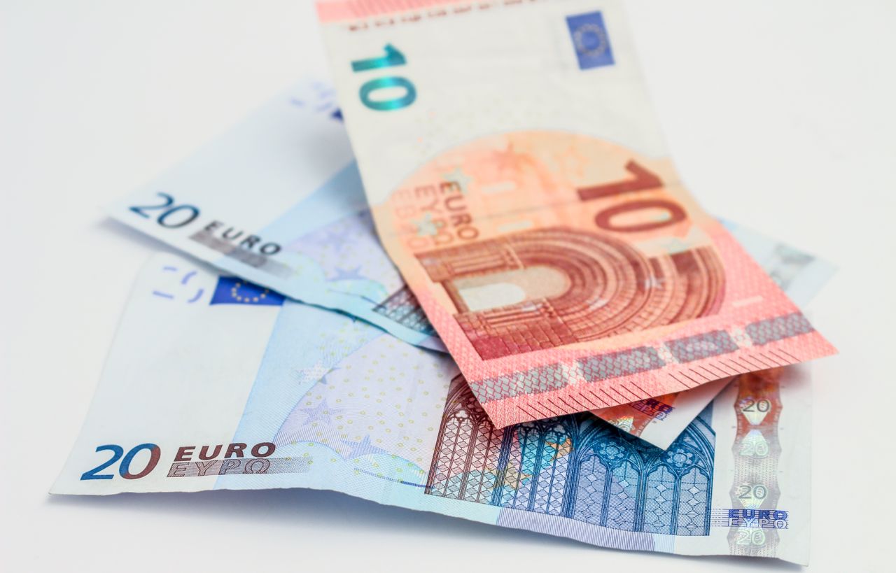 Novčanice konvertibilne marke i eura položene jedna pored druge, simbolizirajući njihovu fiksnu vezu i stabilnost.