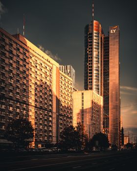 迷人的日落映照着华沙的天际线，高层建筑与城市景观尽收眼底